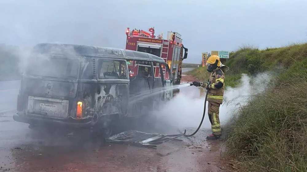 Incêndio destrói veículo as margens da MGC 491 próximo a Alfenas
