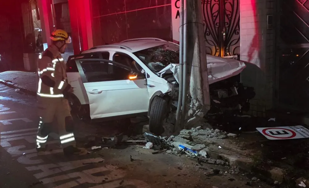 Carros ficam destruídos após colisão em rua no centro de Alfenas